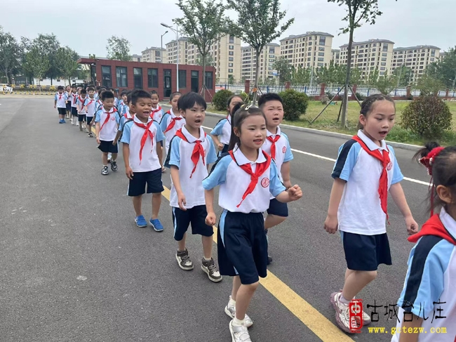 【方圆经开】台儿庄经济开发区板桥小学德育系列课程之“路队大比武”（图）