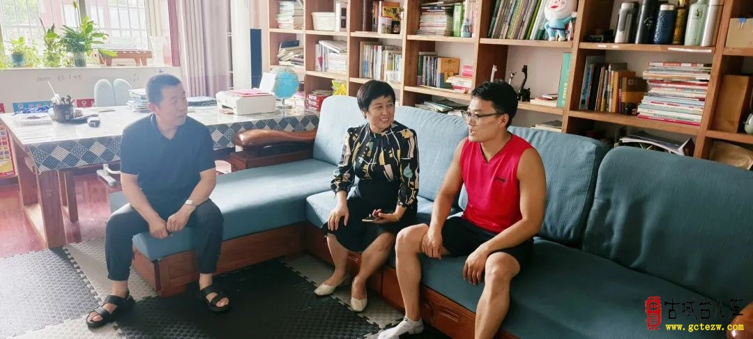 致敬荣光 温暖同行丨台儿庄区明远实验小学开展“八一”建军节走访慰问活动（图）