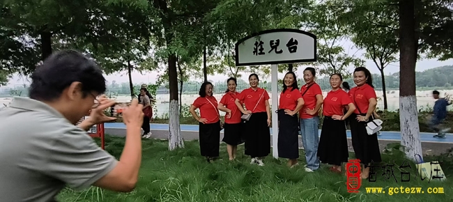 台儿庄古韵新声职工合唱团唱响双龙湖，纪念抗战胜利80周年（图）