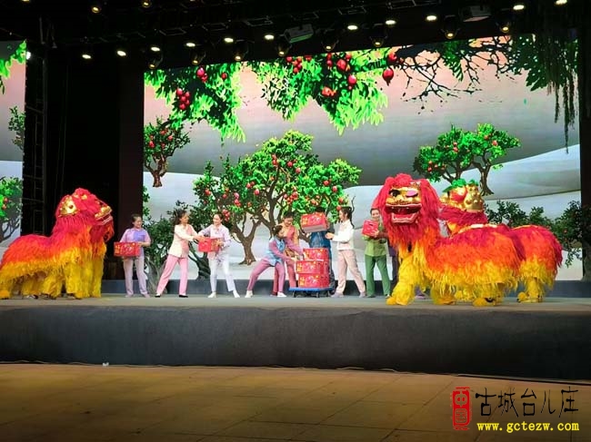 梨园颂华诞 榴红映初心丨大型现代柳琴戏《岁岁石榴红》亮相台儿庄古城国庆公益演出（图）