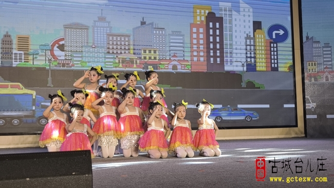 以舞润心育新人 美育同行暖古城丨台儿庄艺佳舞蹈2026汇报演出精彩上演（图）