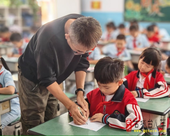 练好钢笔基本功，传承汉字文化美丨鑫昌路小学家长进课堂活动（图）
