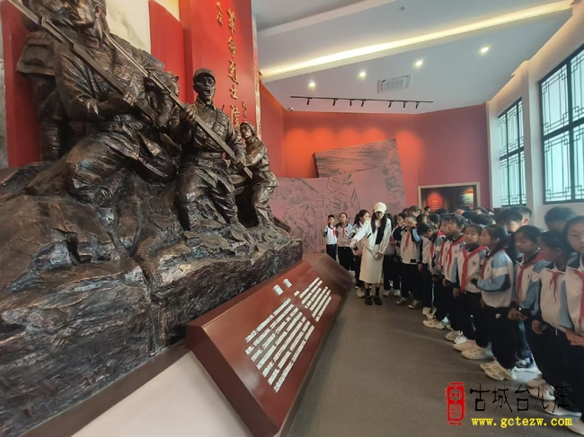 缅怀革命先烈 传承红色薪火丨台儿庄实验小学开展烈士纪念日祭扫研学活动（图）