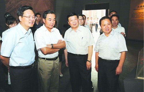 国台办主任王毅（左二）、省长姜大明（左三）在市委书记刘玉祥、市长陈伟陪同下参观台儿庄大战纪念馆